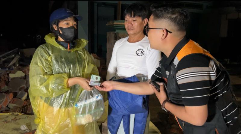PV Thanh Niên nơi rốn lũ miền Trung: Vừa đưa tin vừa kết nối nhân ái- Ảnh 1.