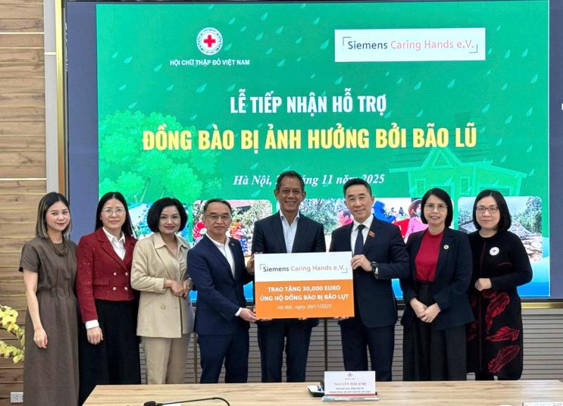 Siemens Caring Hands quyên góp 30.000 euro hỗ trợ các vùng lũ lụt và sạt lở đất  - Ảnh 1.