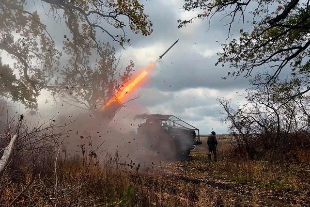 Nga tuyên bố bao vây Pokrovsk và Kupiansk, kêu gọi Ukraine đầu hàng - Ảnh 1.