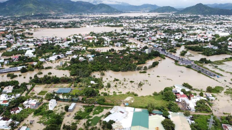 Nha Trang ngập sâu trong biển nước , lũ sông Cái dâng cao nghiêm trọng - Ảnh 1.