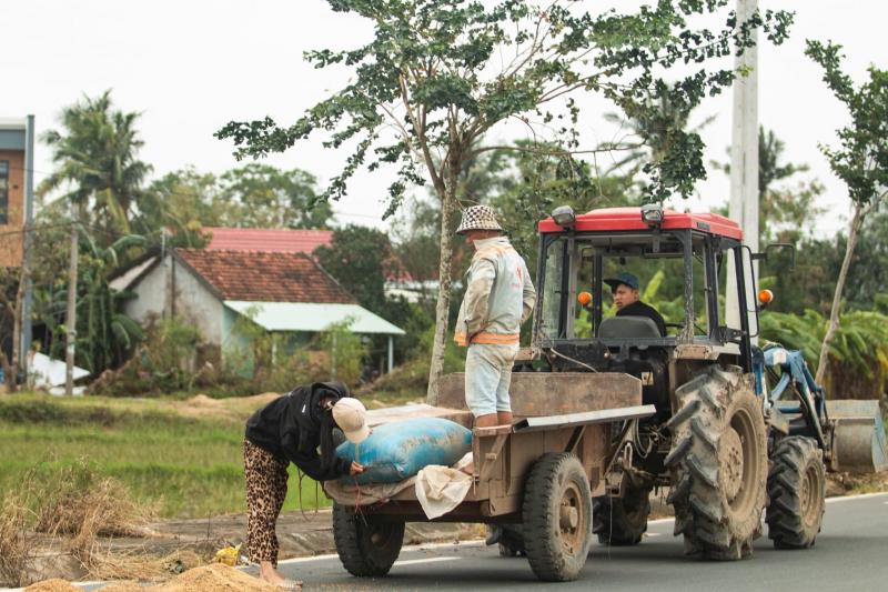 Người dân Hòa Thịnh rửa sổ đỏ đầy bùn sau lũ dữ mà... 'cười ra nước mắt' - Ảnh 4.