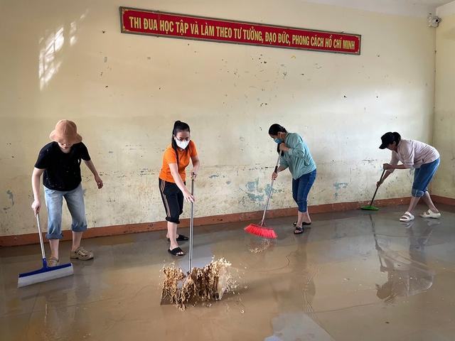 Nghỉ học kéo dài vì bão lũ, học bù ra sao? - Ảnh 2.
