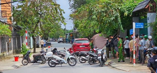 Phong tỏa đường Nguyễn Thị Đẹt điều tra vụ người phụ nữ tử vong trong ô tô - Ảnh 1.