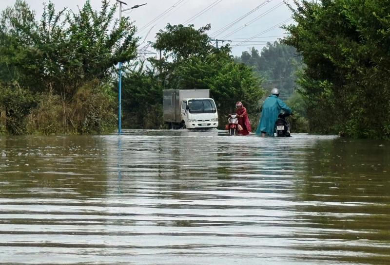 Đà Nẵng: Nước lũ lịch sử vừa rút, nhiều nơi lại ngập trở lại, gây chia cắt - Ảnh 6.
