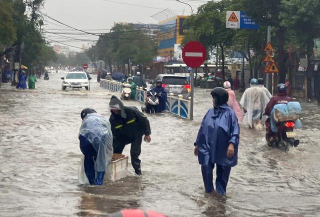 ngập lụt ở TP.Huế - Ảnh 4.