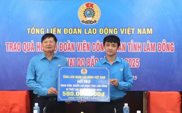 Công đoàn hỗ trợ người lao động vùng lũ Lâm Đồng và Quảng Trị vượt khó - Ảnh 1.