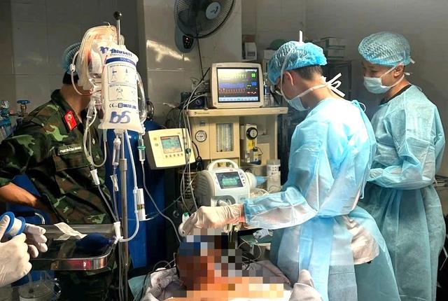 Kỳ tích ca đại phẫu cứu sống bệnh nhân giữa đặc khu Trường Sa - Ảnh 1.