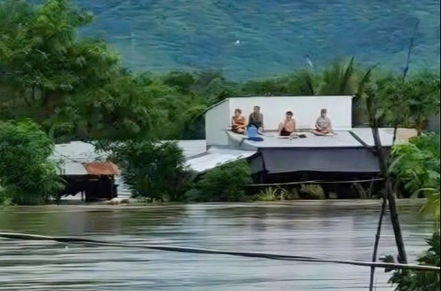 Mưa lớn 1.200 mm, lũ miền Trung vượt đỉnh lịch sử, ngập lụt còn kéo dài - Ảnh 1.