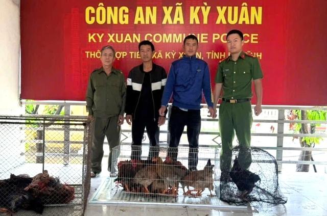 Đôi bạn nhậu bị khởi tố vì trộm gà - Ảnh 1.