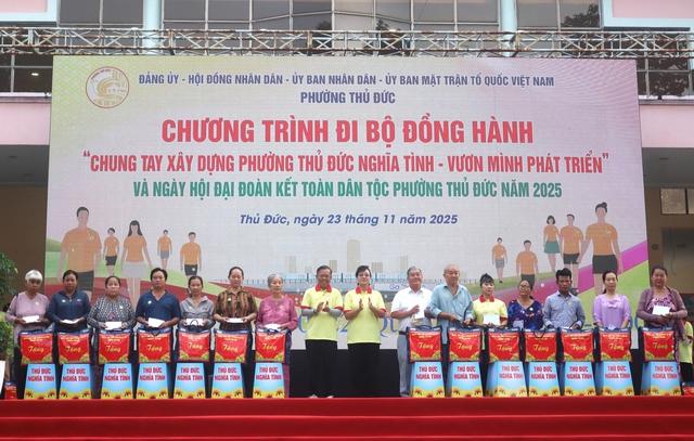 2.000 người đi bộ đồng hành, phường Thủ Đức góp 1 tỉ đồng hỗ trợ ngập lụt- Ảnh 1.