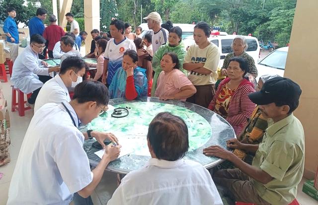 TP.HCM điều động hàng trăm y bác sĩ chi viện cho Khánh Hòa, Phú Yên - Ảnh 1.