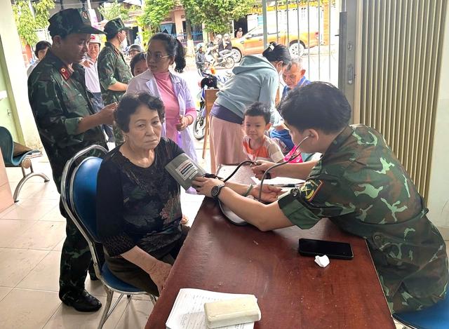 TP.HCM điều động hàng trăm y bác sĩ chi viện cho Khánh Hòa, Phú Yên - Ảnh 3.