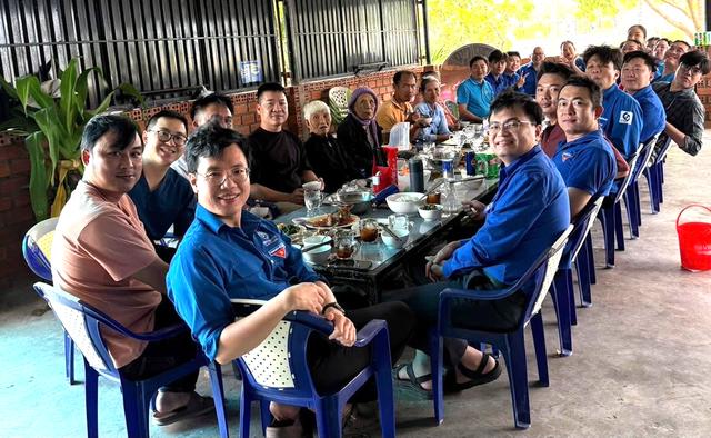 Bác sĩ TP.HCM về vùng lũ khám bệnh, góp tiền mua gạo, mời cơm người dân- Ảnh 1.