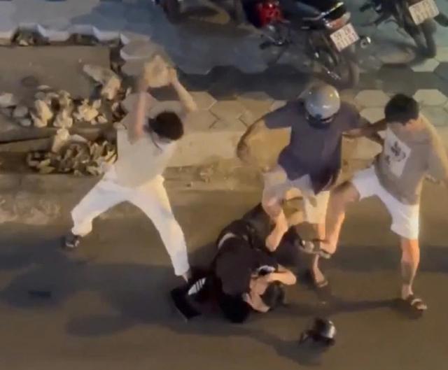 Xôn xao clip nhóm người đánh, dùng đá đập đầu 2 nam thanh niên ở TP.HCM- Ảnh 1.