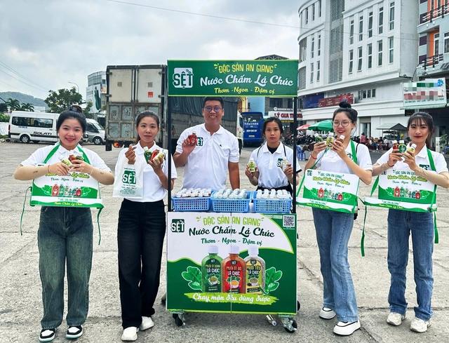 Khởi nghiệp với lá chúc, chàng trai miền Tây thu nhập hơn 20 triệu đồng/tháng - Ảnh 2.