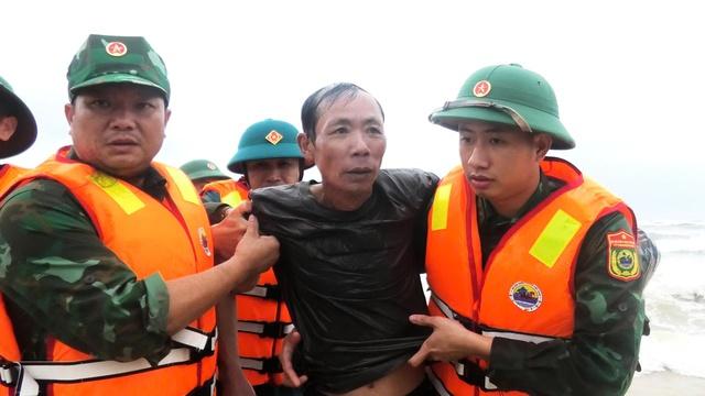 Quảng Trị: 8 thuyền viên gặp nạn chìm tàu trên biển - Ảnh 2.