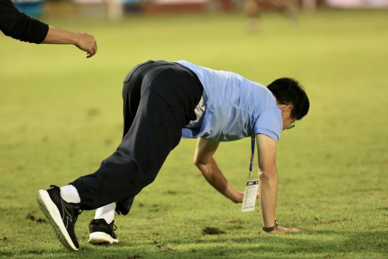 GĐKT Vũ Tiến Thành giải thích hành động bò dưới sân gây sốt, khi sao HAGL gỡ hòa nghẹt thở- Ảnh 3.