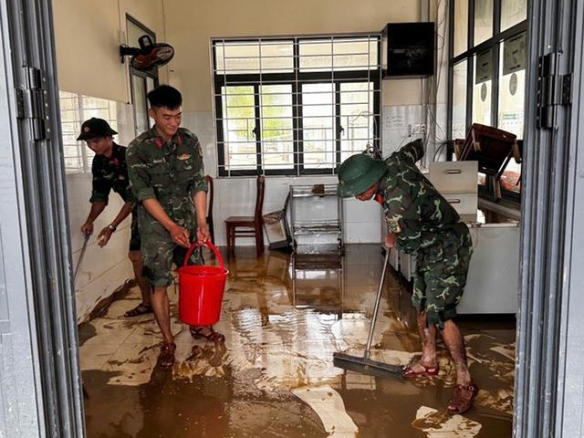 Quy Nhơn ngập lụt: 'Trắng tay, không biết bắt đầu lại từ đâu'- Ảnh 3.