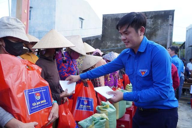 Anh Nguyễn Minh Triết thăm hỏi và hỗ trợ người dân vùng lũ Gia Lai - Ảnh 4.