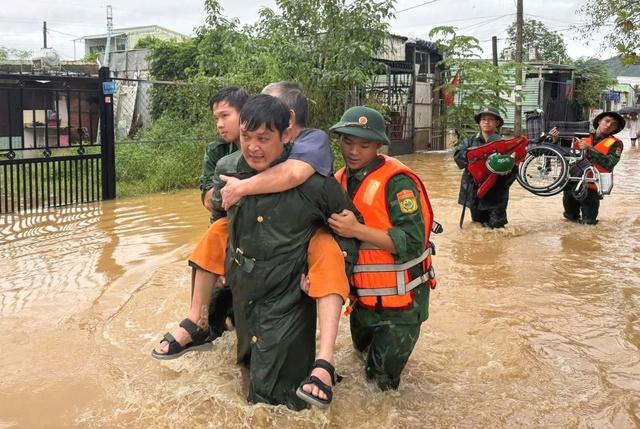 Mưa lũ dai dẳng, bất thường ở miền Trung- Ảnh 1.