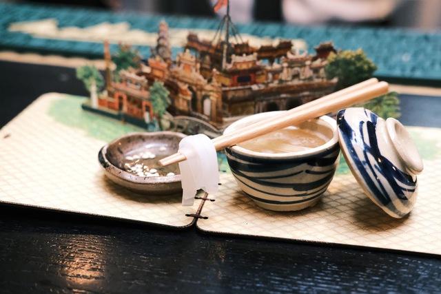 Cách pha 'cocktail bún bò Huế' chuẩn vị bartender top 2 quốc tế - Ảnh 2.