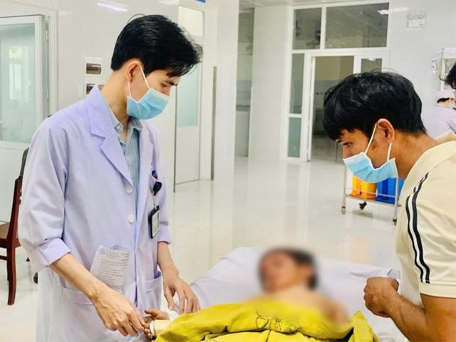Xe công nông trượt bánh khi xuống đồi, khiến 13 trẻ em bị thương phải cấp cứu - Ảnh 1.