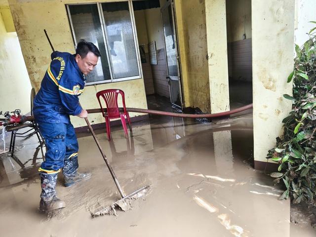 Công an tỉnh Đắk Lắk vận động gạo giúp người dân rốn lũ lịch sử- Ảnh 6.