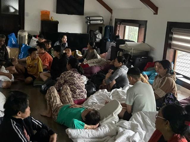 170 người mắc kẹt vì lũ kêu cứu khẩn cấp: 'Nước dâng cao, hết lương thực' - Ảnh 1.