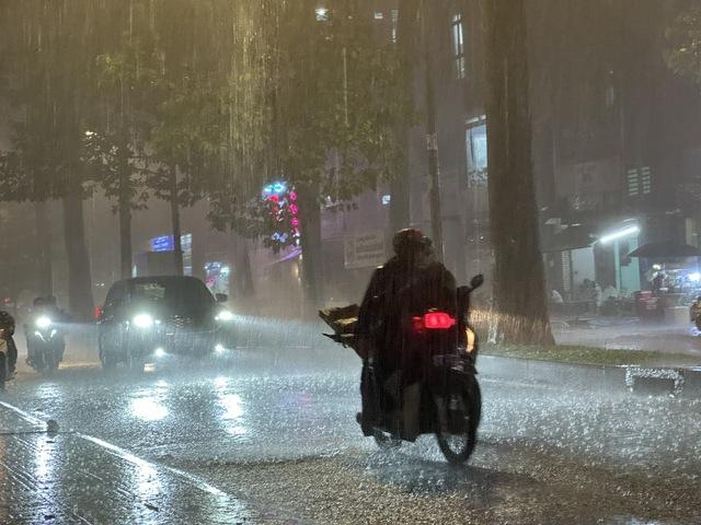 Ảnh hưởng bão Kalmaegi Sài Gòn, Chợ Lớn đón đợt mưa lớn kéo dài 4 ngày - Ảnh 1.