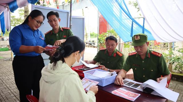 Ông bà U70 hào hứng đến nhà văn hóa nhận giấy chứng nhận đăng ký kết hôn- Ảnh 5.