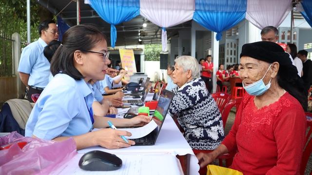 Ông bà U70 hào hứng đến nhà văn hóa nhận giấy chứng nhận đăng ký kết hôn- Ảnh 1.