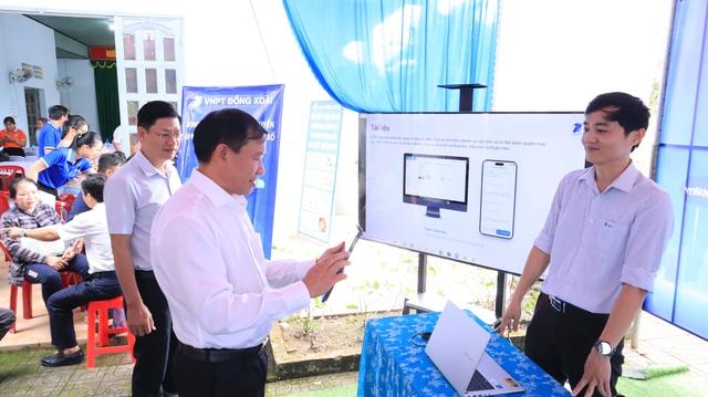 Ông bà U70 hào hứng đến nhà văn hóa nhận giấy chứng nhận đăng ký kết hôn- Ảnh 10.