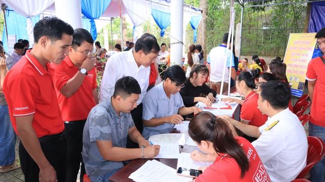 Ông bà U70 hào hứng đến nhà văn hóa nhận giấy chứng nhận đăng ký kết hôn- Ảnh 3.