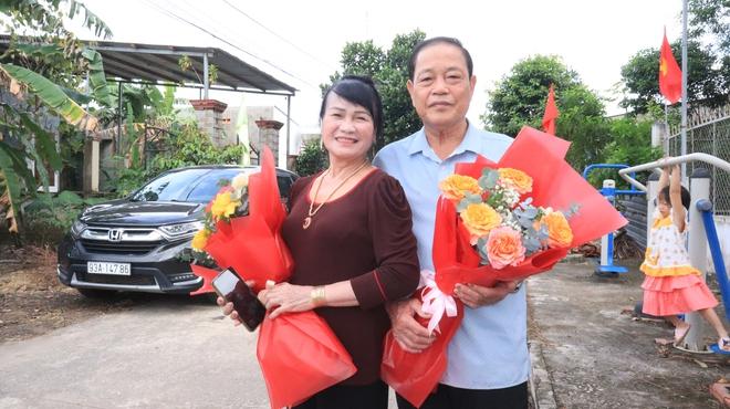 Ông bà U70 hào hứng đến nhà văn hóa nhận giấy chứng nhận đăng ký kết hôn- Ảnh 7.