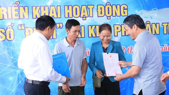 Ông bà U70 hào hứng đến nhà văn hóa nhận giấy chứng nhận đăng ký kết hôn- Ảnh 9.