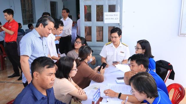 Ông bà U70 hào hứng đến nhà văn hóa nhận giấy chứng nhận đăng ký kết hôn- Ảnh 4.
