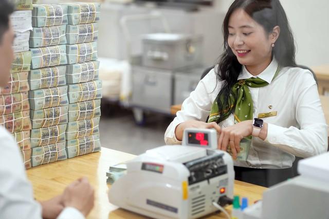 Lãi suất tiết kiệm ồ ạt tăng - Ảnh 1.