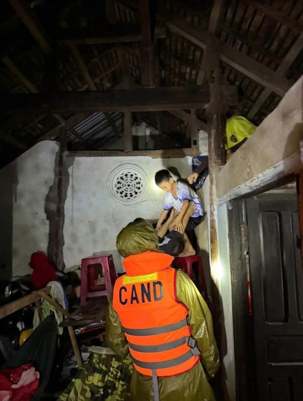 Những tiếng kêu cứu xé lòng từ vùng lũ Phú Yên cũ: Người già bệnh nặng, trẻ tím tái người- Ảnh 5.