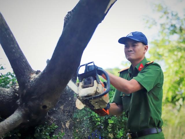 Công an Gia Lai hỗ trợ người dân vượt qua khó khăn sau bão Kalmaegi - Ảnh 4.
