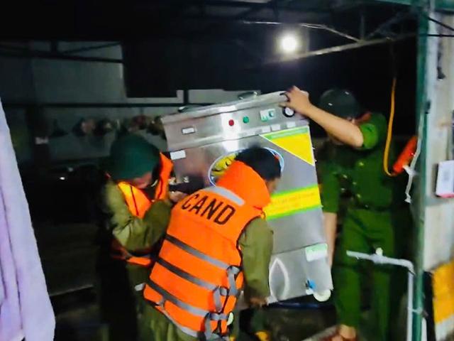 Ngập lụt ở Gia Lai: Công an trắng đêm cứu dân- Ảnh 1.