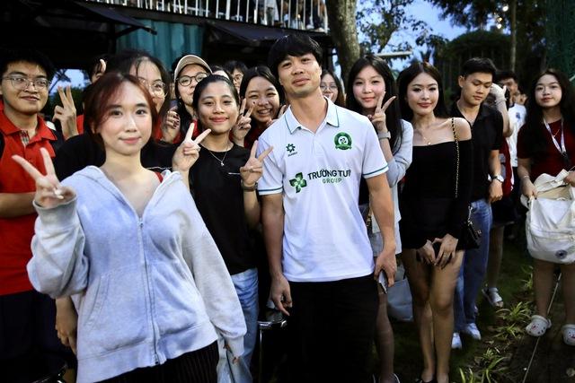 Công Phượng, Xuân Trường và Minh Vương lan tỏa cảm xúc mạnh mẽ ở giải sinh viên UEH- Ảnh 1.