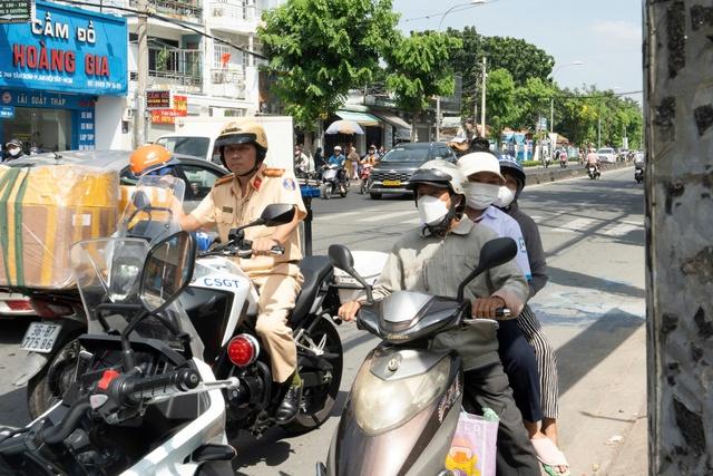 CSGT TP.HCM phạt hàng loạt phụ huynh, học sinh 'quên' đội mũ bảo hiểm - Ảnh 2.