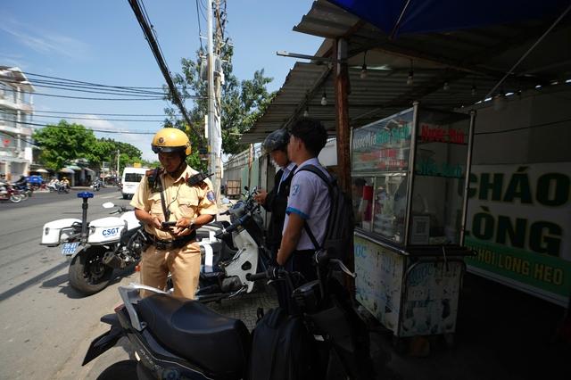 CSGT TP.HCM phạt hàng loạt phụ huynh, học sinh 'quên' đội mũ bảo hiểm - Ảnh 6.