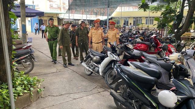 CSGT TP.HCM bất ngờ kiểm tra bãi xe trường học, nhiều học sinh, phụ huynh bị phạt - Ảnh 2.