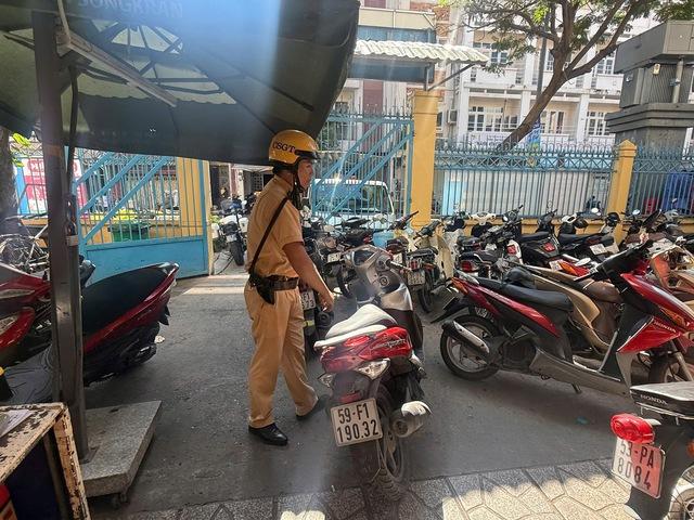 CSGT TP.HCM bất ngờ kiểm tra bãi xe trường học, nhiều học sinh, phụ huynh bị phạt - Ảnh 4.