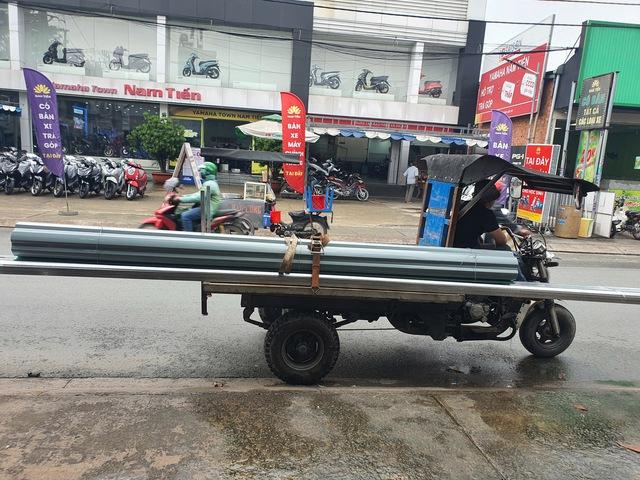 CSGT TP.HCM ra quân mạnh tay xử lý lấn chiếm lòng đường, vỉa hè - Ảnh 4.
