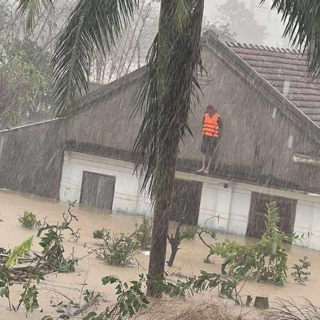 Người dân vùng ngập lụt Khánh Hòa, Phú Yên cũ kêu cứu 'có thai phụ và người già'- Ảnh 1.