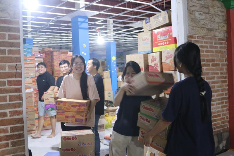 Đêm không ngủ ở TP.HCM: Gom từng bao gạo, thùng mì gửi vùng lũ miền Trung- Ảnh 3.