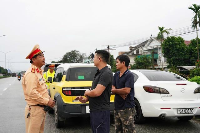 Đậu xe trên cầu để tránh lũ: Ảnh hưởng đến nhiệm vụ cứu hộ, cứu nạn- Ảnh 1.