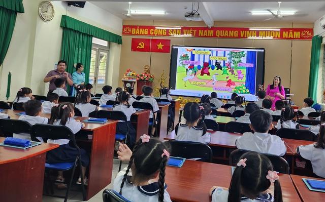 Phụ huynh tiểu học TP.HCM bất ngờ: Trong tiết tiếng Việt có âm nhạc, thể dục - Ảnh 1.